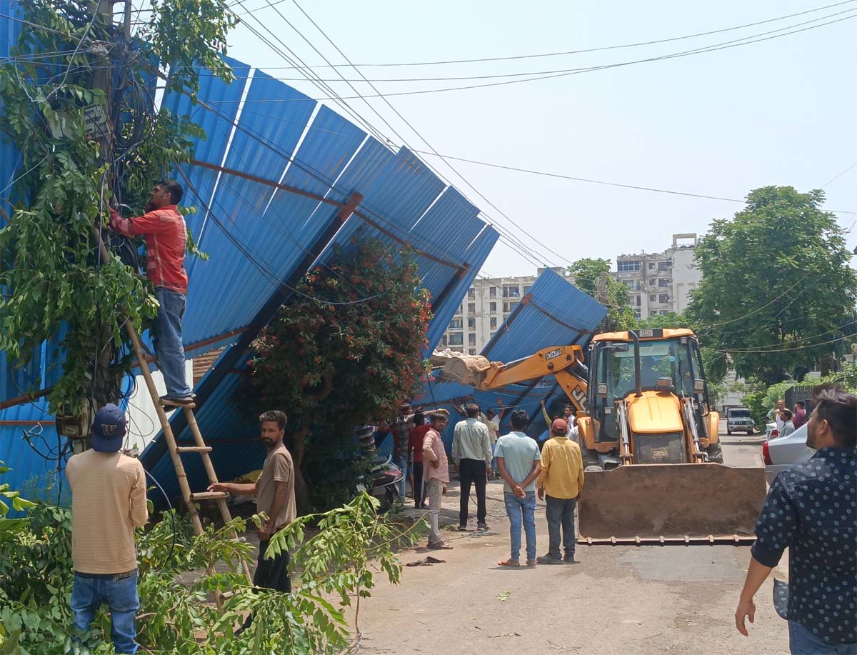 Storm causes 20 feet high tin sheets to fall in Sector 79, damages vehicles of residents.
